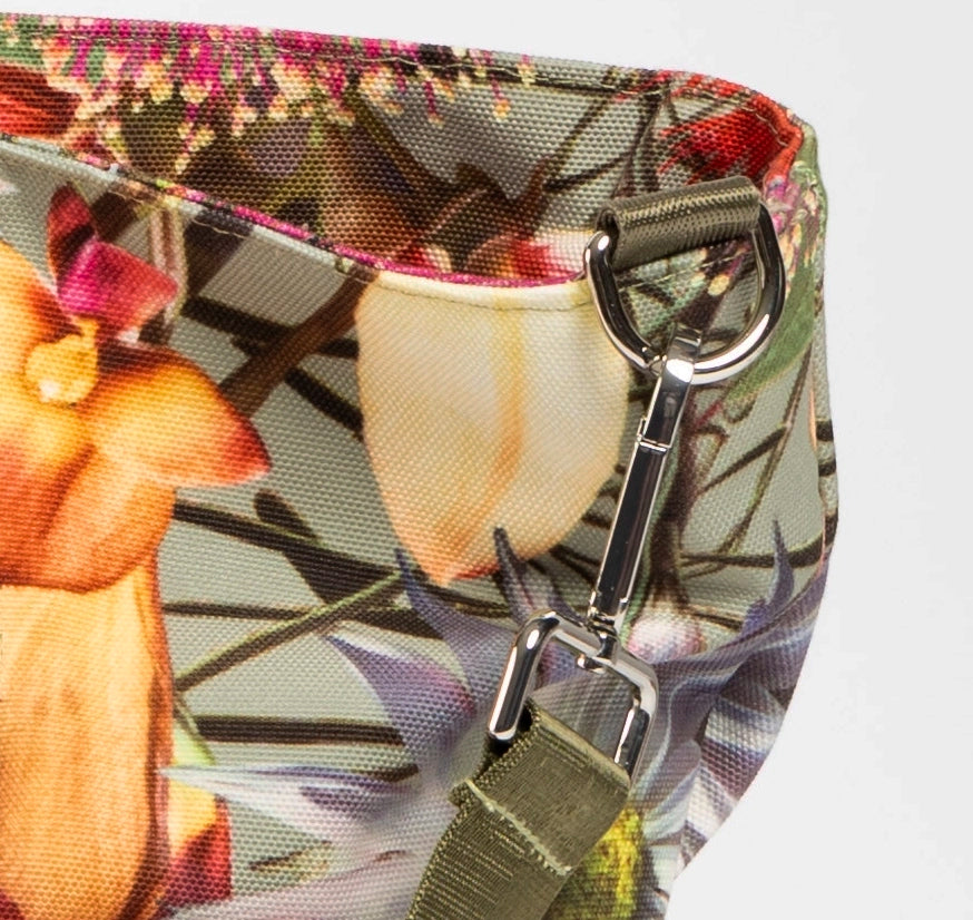 This water-resistant fabric of the large canvas tote bag is durable and hardwearing with quality fittings on the detachable strap.